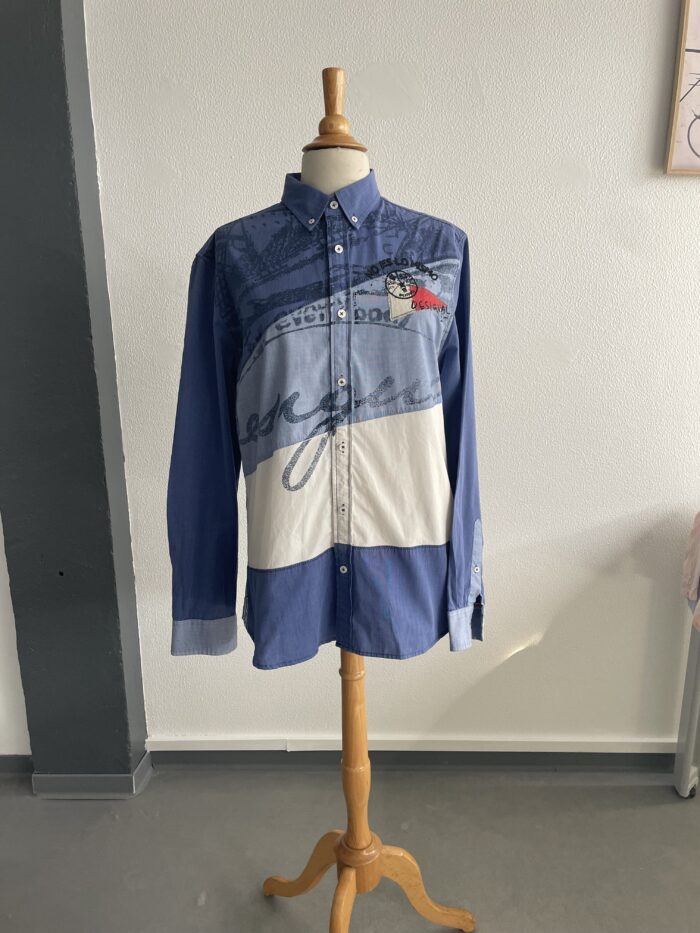 Chemise bleue et jean – Image 3